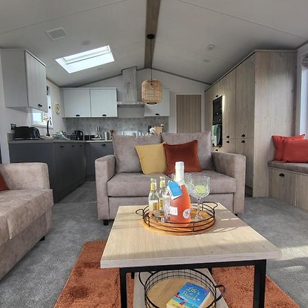 Honeycomb Lodge - Holiday Home 5 Min From パドストウ エクステリア 写真